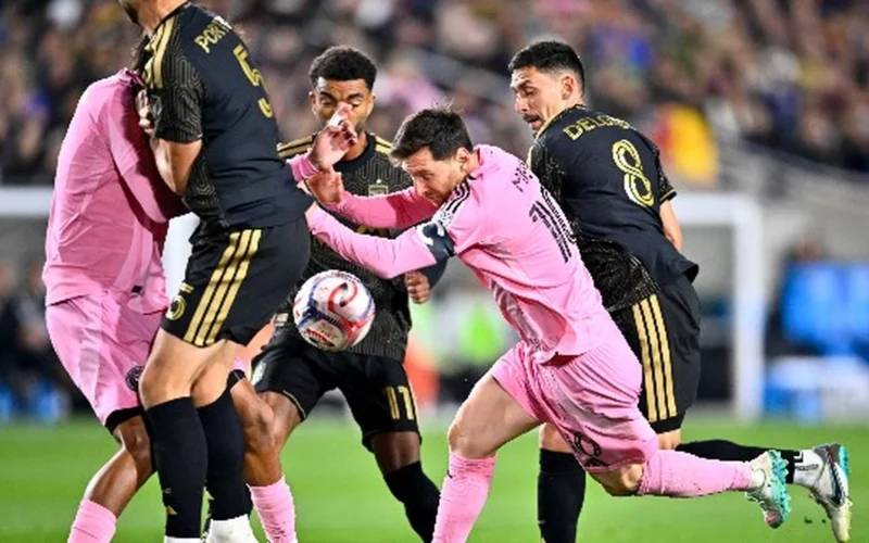 سقوط ميسي.. لوس أنجلوس يصعق إنتر ميامي بثلاثية في افتتاح الدوري الأمريكي